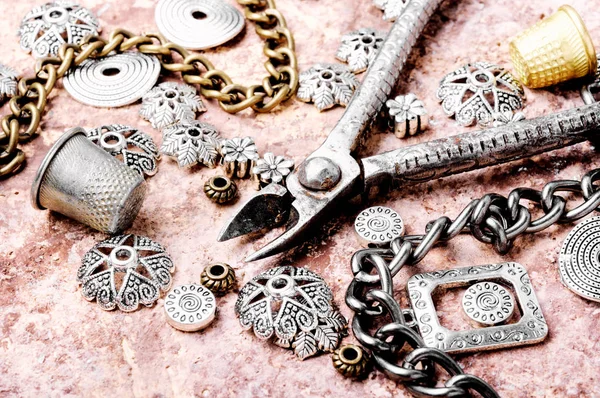 Stylischer Retro Schmuck Aus Ketten Perlen Und Anhängern — Stockfoto