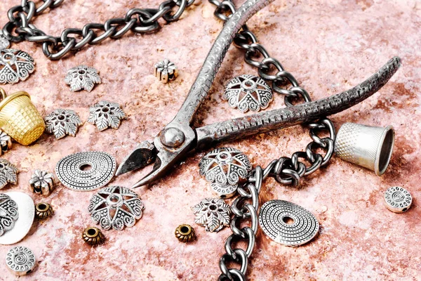 Stylowa Biżuteria Kobiece Wykonane Łańcuchów Koraliki Wisiorki Projekt Biżuteria — Zdjęcie stockowe