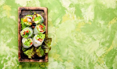 Sebze ve salata ile çeşitli Asya böreği