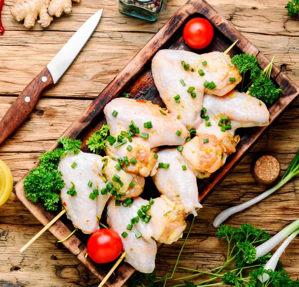 Tavuk şiş veya şaşlık şiş üzerinde. Fast food. Barbekü