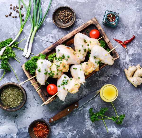 Şiş üzerinde sinirli soğan ve baharat etli Marine