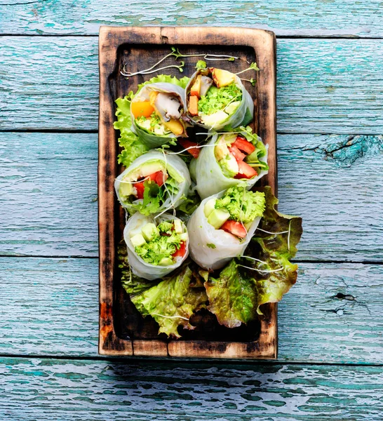 Sebze ve salata ile çeşitli Asya böreği