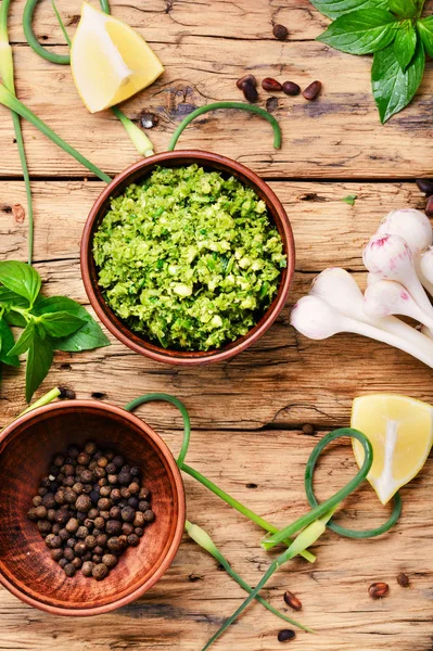 Pesto sos kase çam fıstığı, parmesan ve sarımsak ile