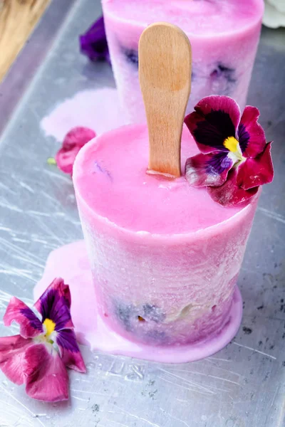 Gelato Alla Vaniglia Estivo Con Fiori Freschi — Foto Stock