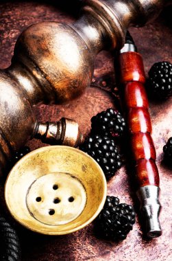 Relax için aroma blackberry ile oryantal nargile. BlackBerry shisha