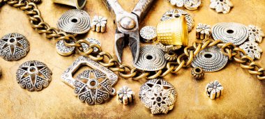 Şık kadın retro takı zincir, boncuk ve kolye yapılmış. Mücevherat yapımı