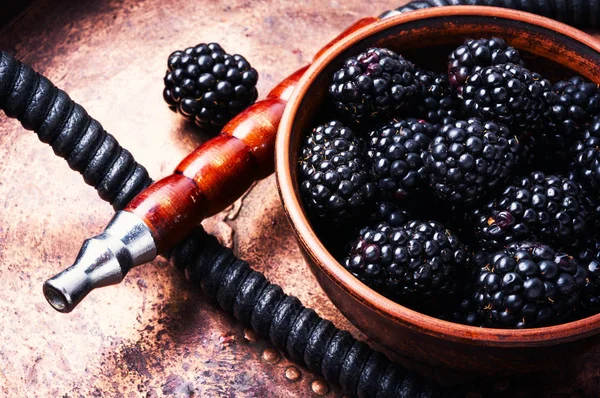 Relax için aroma blackberry ile oryantal nargile. BlackBerry shisha