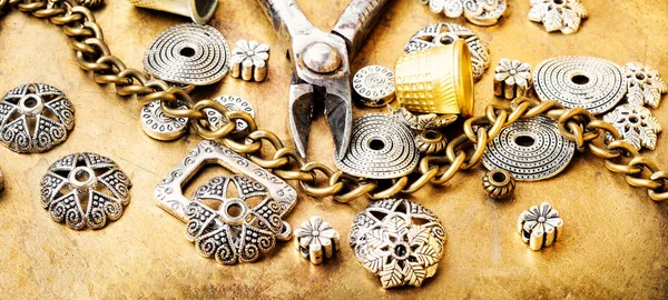 Şık kadın retro takı zincir, boncuk ve kolye yapılmış. Mücevherat yapımı