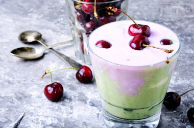 Yaz dondurma kiraz lezzet ile bardak