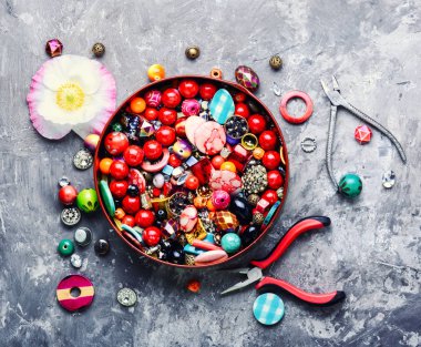 Boncuk, iğne işi ve haşhaş için renkli boncuklar. Moda takı