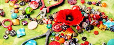 Boncuk, iğne işi ve haşhaş için renkli boncuklar. Moda takı