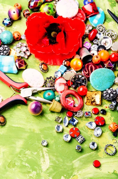 为针线活和罂粟花的彩色珠子 时尚饰品 — 图库照片