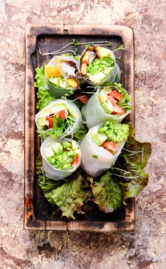 Sebze ve salata ile çeşitli Asya böreği