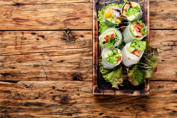 Sebze ve salata ile çeşitli Asya böreği