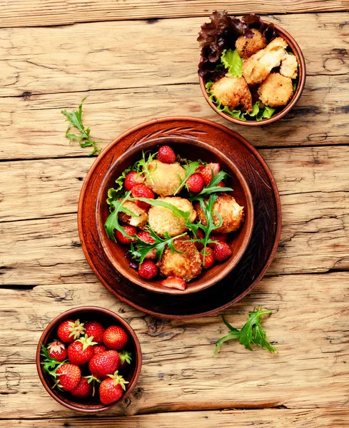 Zomer Salade Met Aardbeien Gebakken Kaas Sla — Stockfoto