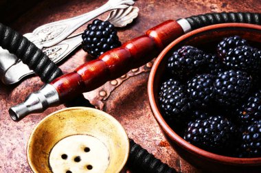 Relax için aroma blackberry ile oryantal nargile. BlackBerry shisha