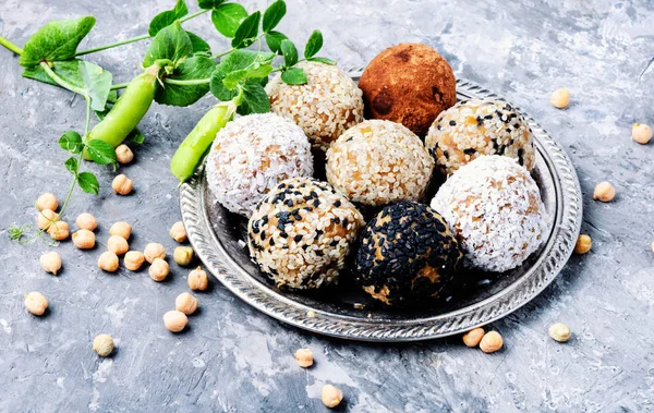 Nohut, Kuru üzüm, Kuru kayısı ve ceviz ile diyet tatlılar. Temiz gıda