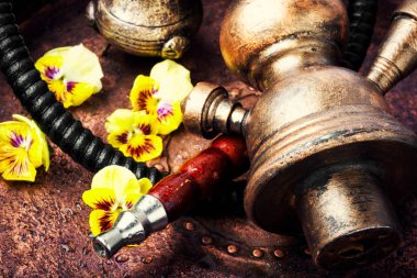 Çiçek ile Arabistan duman nargile. Shisha kavramı. Nargile kavramı