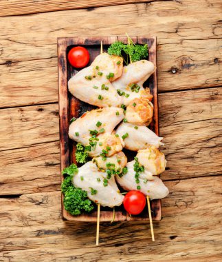 Tavuk şiş veya şaşlık şiş üzerinde. Fast food. Barbekü