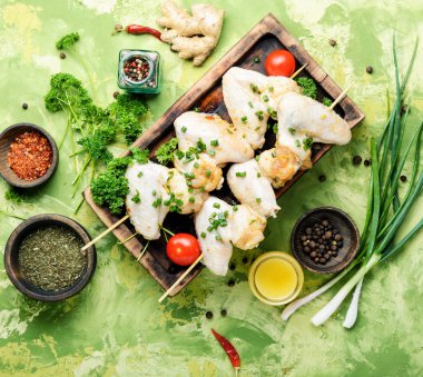 Şiş üzerinde sinirli soğan ve baharat etli Marine