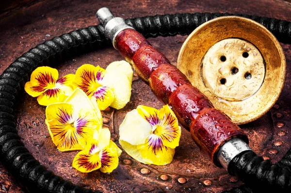 Çiçek ile Arabistan duman nargile. Shisha kavramı. Nargile kavramı