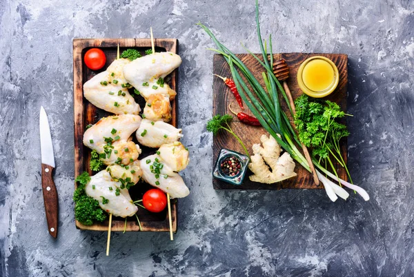 Şiş üzerinde sinirli soğan ve baharat etli Marine