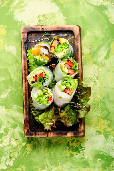 Sebze ve salata ile çeşitli Asya böreği