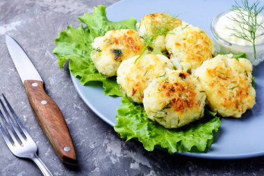 Lahana ile sağlıklı kızarmış sebze pirzola. Vejetaryen köfte