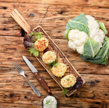 Lahana ile sağlıklı kızarmış sebze pirzola. Vejetaryen köfte