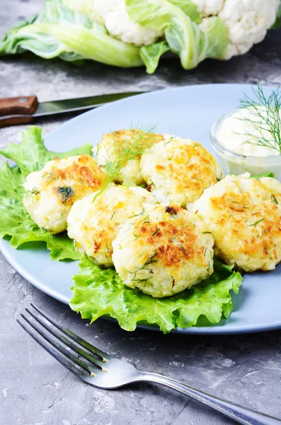 Lahana ile sağlıklı kızarmış sebze pirzola. Vejetaryen köfte
