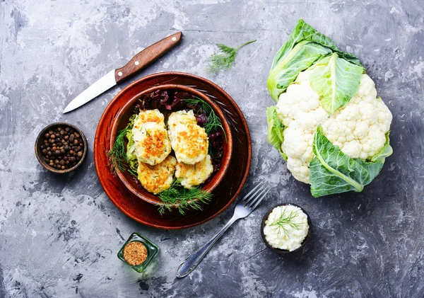 Lahana ile sağlıklı kızarmış sebze pirzola. Vejetaryen köfte