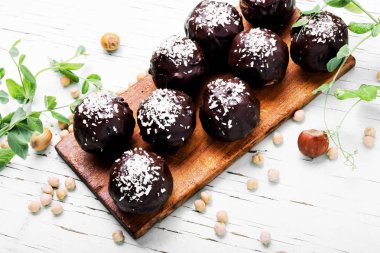Nohut, Kuru üzüm, Kuru kayısı ve ceviz ile ev yapımı vegan çikolata şekerleme.