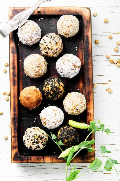 Nohut, Kuru üzüm, Kuru kayısı ve ceviz ile diyet tatlılar. Temiz gıda