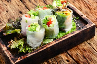 Sebze ve salata ile çeşitli Asya böreği
