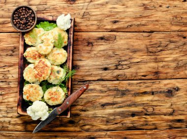 Sağlıklı kızarmış sebze köfte lahana ile. Vejetaryen köfte