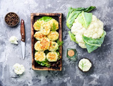 Sağlıklı kızarmış sebze köfte lahana ile. Vejetaryen köfte