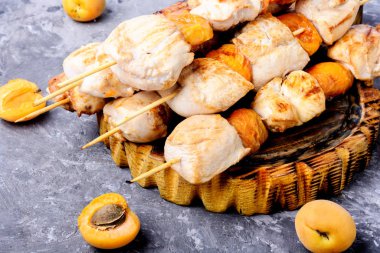 Hindi eti, şiş üzerinde kayısı ile pişmiş şiş kebabı