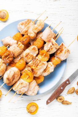 Hindi eti, şiş üzerinde kayısı ile pişmiş şiş kebabı