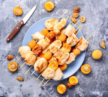 Şiş kebap ile hindi eti, pişmiş şiş üzerinde kayısı ile. Piknik için gıda.