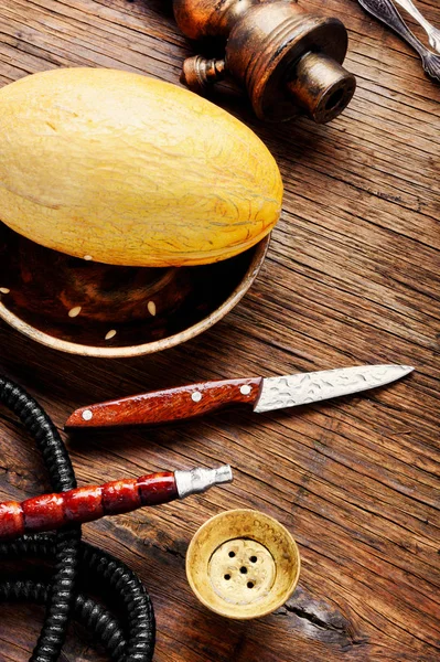 Relax için aroma kavun ile oryantal nargile. Kavun shisha
