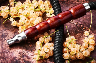 Relax için aroma beyaz kuş üzümü ile oryantal nargile. Beyaz kuş üzümü shisha