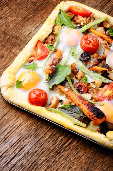 Varm Pizza Med Kött Och Grönsaker Ett Rustikt Träbord — Stockfoto