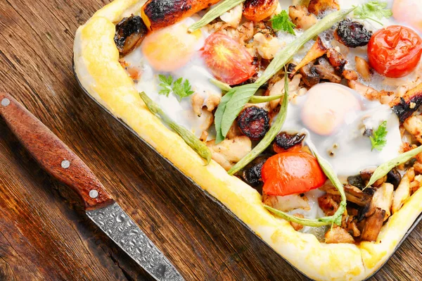 Varm Pizza Med Kött Och Grönsaker Ett Rustikt Träbord — Stockfoto