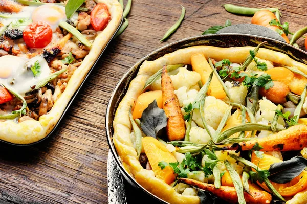 Varm Pizza Med Kött Och Grönsaker Ett Rustikt Träbord — Stockfoto