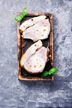 Ahşap kesme tahtası üzerinde ızgara domuz dilimlenmiş