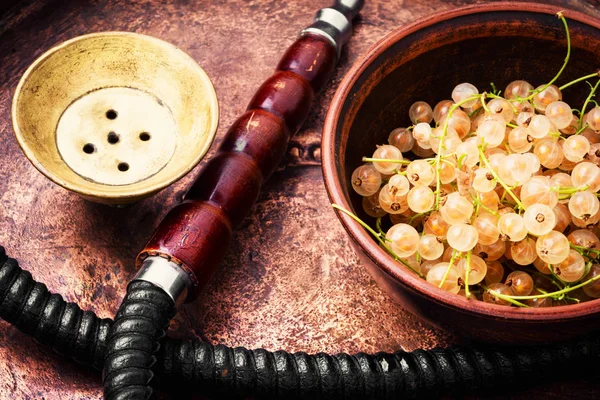 Relax için aroma beyaz kuş üzümü ile oryantal nargile. Beyaz kuş üzümü shisha