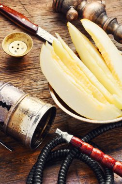 Relax için aroma kavun ile oryantal nargile. Kavun shisha