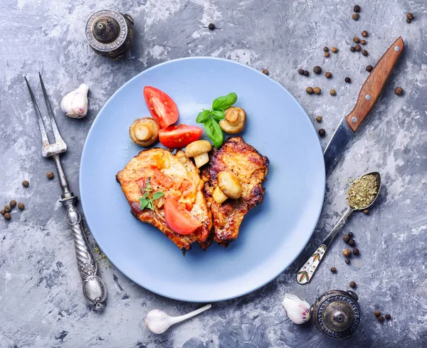 Bife Carne Grelhada Tomate Ervas Especiarias Prato — Fotografia de Stock