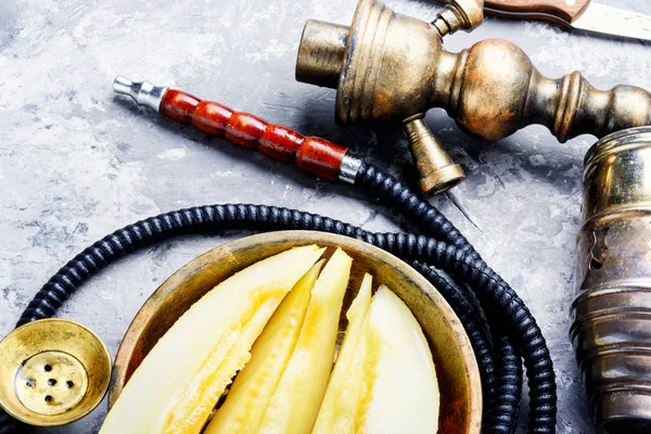 Relax için aroma kavun ile oryantal nargile. Kavun shisha