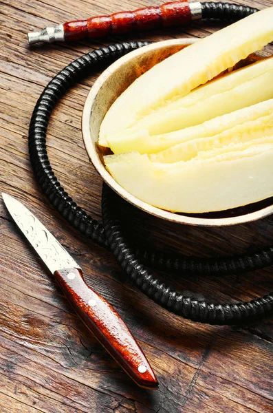 Relax için aroma kavun ile oryantal nargile. Kavun shisha